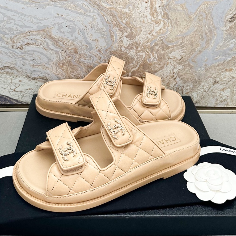 New! Lambskin Quilted Velcro Dad Chain CC Slide Sandals - Picture 12 of 12